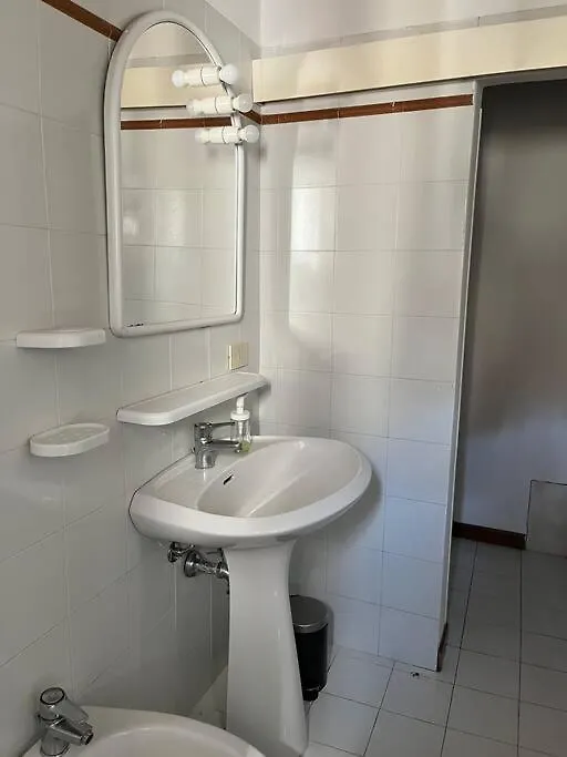 Spacious Apartment Near Arno River Φλωρεντία 0*,  Ιταλία